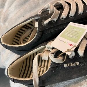 Taos Footwear Black and White Women's Sneakers